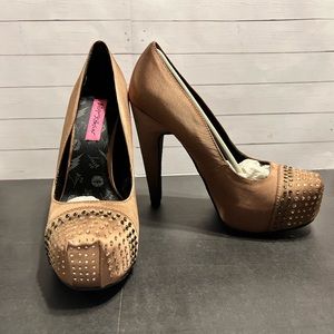 Betsy johnson taupe heels